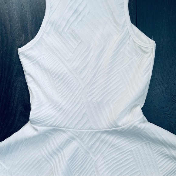 Charlotte Russe White Sleeveless Peplum Flare Print Top - Picture 5 of 11